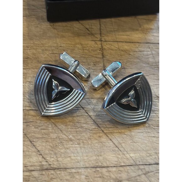 Silver Wave Pattern shield Cufflinks With Triangular Design & Accent - Picture 1 of 4